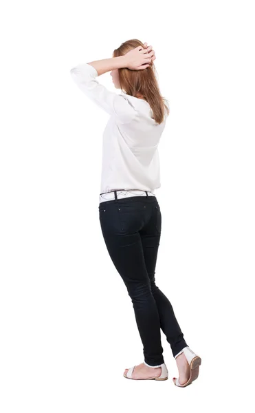 Ходьбы женщина в вид сзади джинсы — стоковое фото