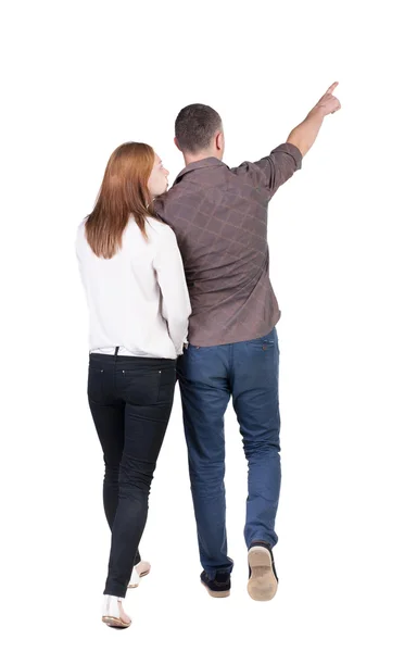 Vista del camminare giovane coppia (uomo e donna) che punta posteriore. — Foto Stock