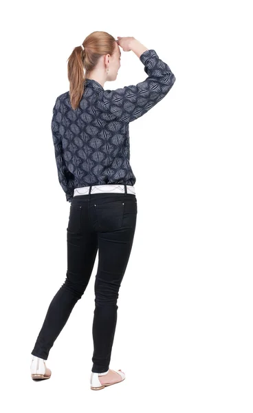 Vista della donna bionda bella giovane in piedi in jeans posteriore. — Foto Stock