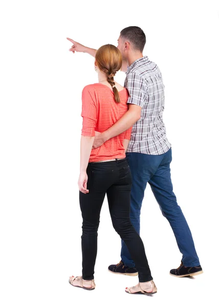 Marche et pointant le jeune couple vue arrière — Photo