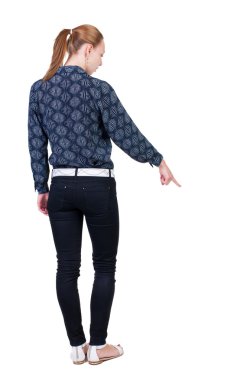 arkadan görünüşü işaret eden kadın.