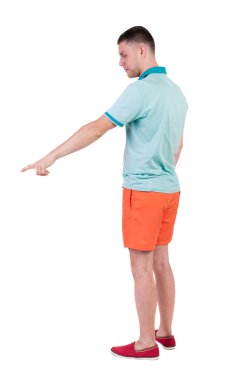 Arkadan görünüş-genç erkek t-shirt ve şort işaret.
