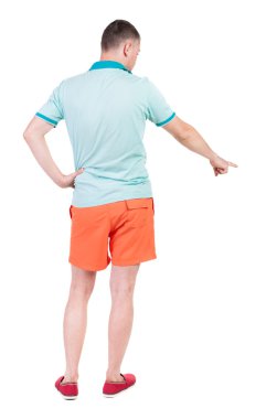 Arkadan görünüş-genç erkek t-shirt ve şort işaret.