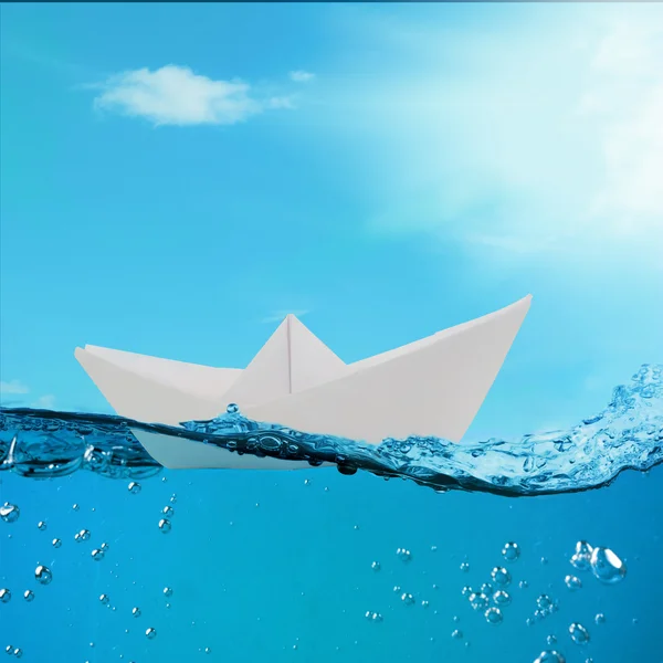 Barco de origami flutuando na água — Fotografia de Stock