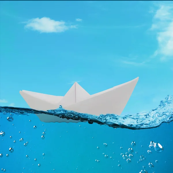 Barco de origami flutuando na água — Fotografia de Stock