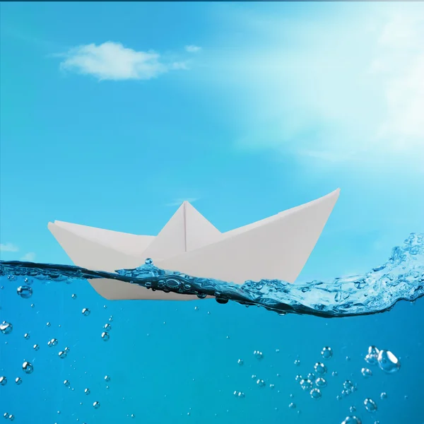 Origami-Boot im Wasser schwimmende — Stockfoto