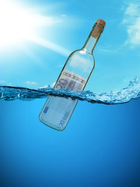 Flasche mit Geld in Wasser — Stockfoto