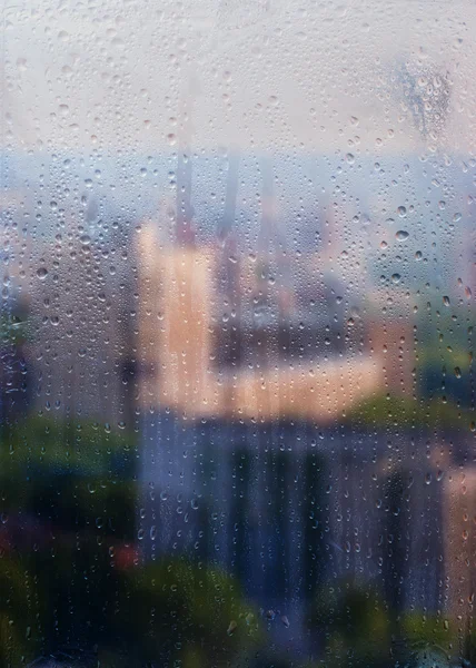 Blick durch das Fenster in die Herbststadt — Stockfoto