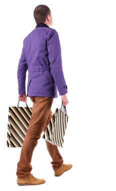 Bir adam alışveriş torbaları ile Arkadan Görünüm