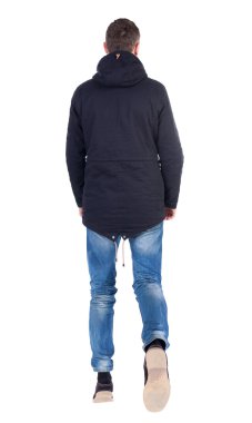 Eminim parka içinde çok genç adam yürüme