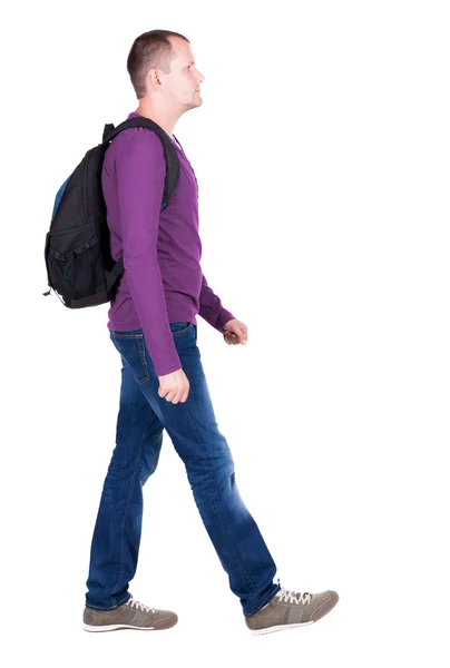 Gehender Mann mit Rucksack. — Stockfoto