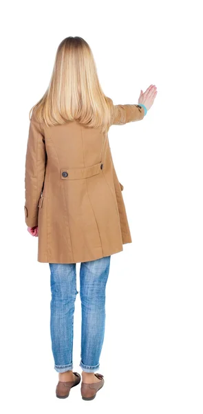 Kobieta w brązowy płaszcz naciska — Zdjęcie stockowe