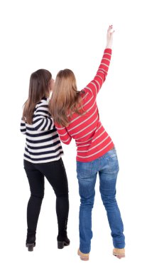 İki genç kadının arka görünüşü