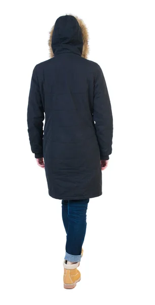 女人走在冬季夹克 — 图库照片