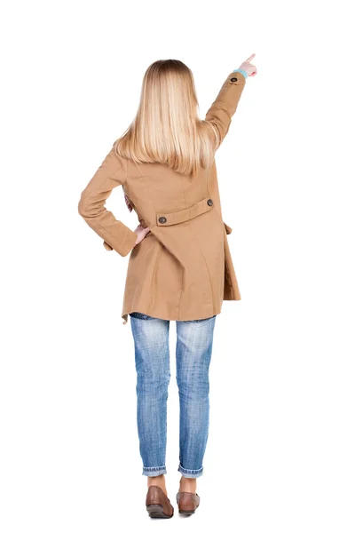 Donna in mantello che punta allo spazio della copia — Foto Stock