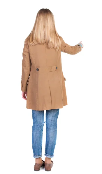 Kobieta w płaszcz wskazując na miejsce — Zdjęcie stockowe