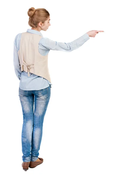 Ung kvinna pekar åt sidan — Stockfoto