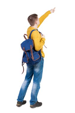 Sırt çantası ile genç adam işaret.