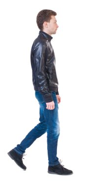 arkadan görünüşü ceketli adamı gidiyor.