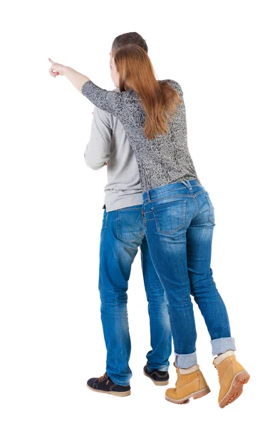 Casal jovem apontando para algo — Fotografia de Stock