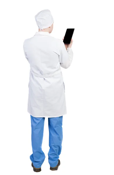 Доктор в халате, держа планшетного компьютера. — стоковое фото