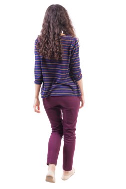 arkadan görünüşü yürüyen kadın.