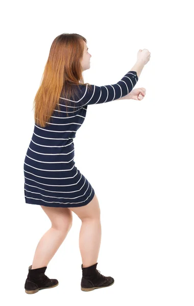 Ragazza in piedi, tirando la corda — Foto Stock