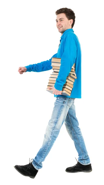 Мужчина несет стопку книг. — стоковое фото