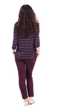 Elleri ceplerinde kadınla