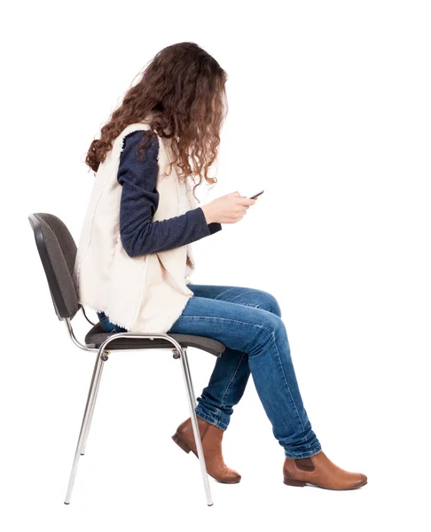 Frau sitzt auf Stuhl — Stockfoto