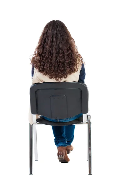 Vista posteriore della donna che si siede sulla sedia — Foto Stock