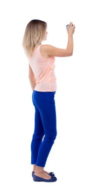 Kadın cep telefonu kullanıyor.