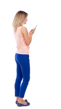 Kadın cep telefonu kullanıyor.