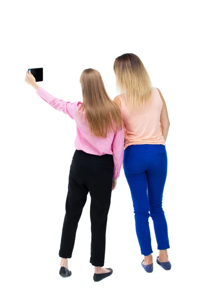 Women looking at the smart phone — Φωτογραφία Αρχείου