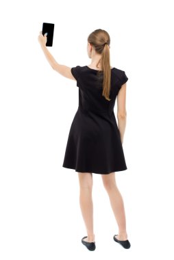 Kadın cep telefonu kullanıyor.