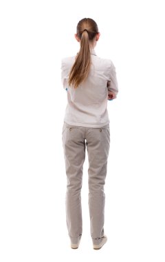 arkadan görünüşü duran kadın.