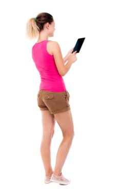 Kadın cep telefonu kullanıyor.