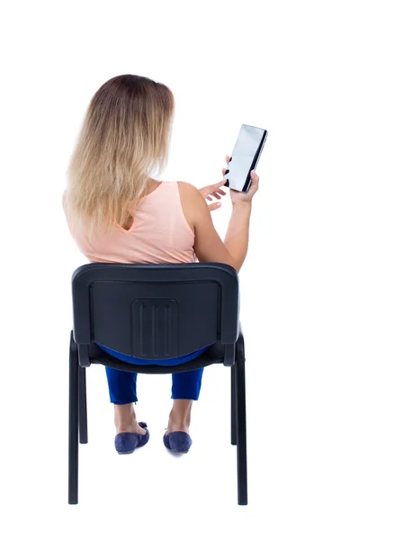 在 tablet pc 的椅子上的女人 — 图库照片