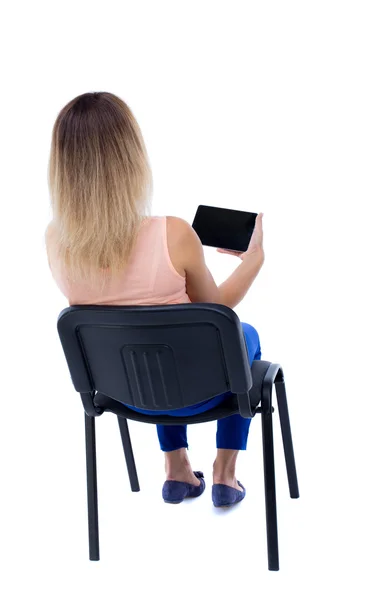 Mujer en silla con tableta pc — Foto de Stock