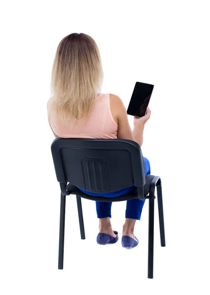 Mujer en silla con tableta pc — Foto de Stock