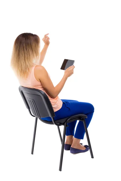 Señalando la mujer sentada en la silla — Foto de Stock