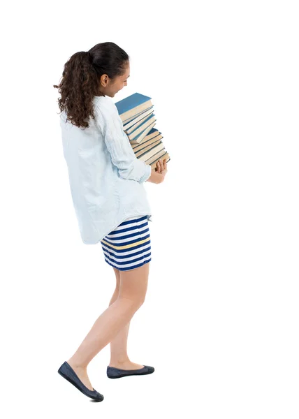 Una ragazza porta libri. — Foto Stock