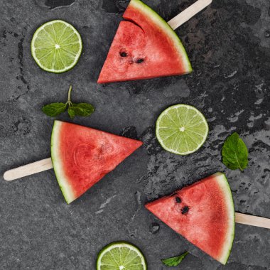 Karpuz dilimleri kireç ile tahta sopa üzerinde