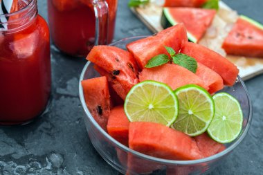 Karpuz suyu ve limonlu dilimler