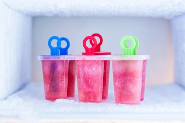 Karpuz dondurucu ile ev yapımı popsicles