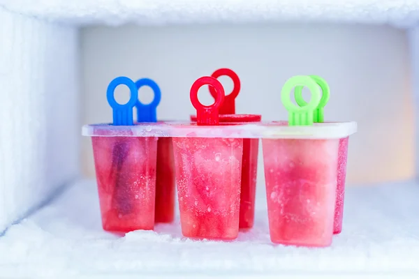 Ghiaccioli fatti in casa con anguria in freezer — Foto Stock