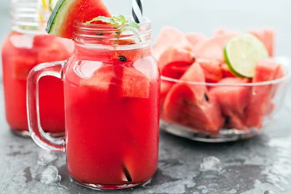 Watermelon juice and slices with lime — Stock Photo, Image