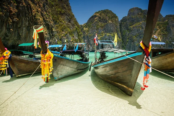 Много Деревянных Лодок Пляже Таиланд Пхукет Возле Большой Скалы — стоковое фото