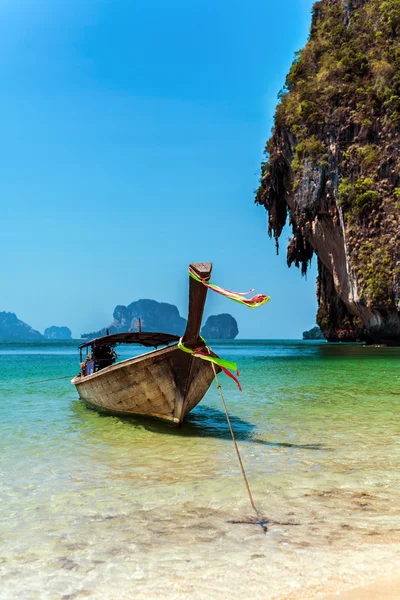 Holzboot Thailändischen Phuket Der Nähe Großer Felsen — Stockfoto