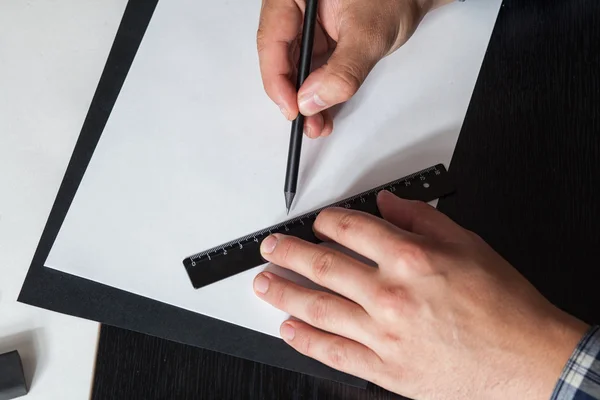 Άνθρωπος Σχεδιάζει Μια Γραμμή Στο Χαρτί Κοντινό Πλάνο — Φωτογραφία Αρχείου
